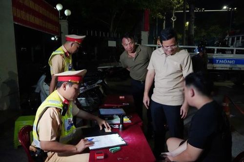 Phó Giám đốc Công an tỉnh Đồng Nai tuyên truyền, nhắc nhở nam thanh niên điều khiển xe “độ”.
