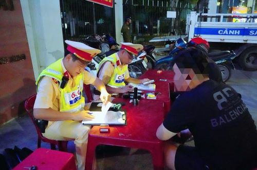 CSGT lập biên bản đối với đối với nam thanh niên điều khiển xe "độ".