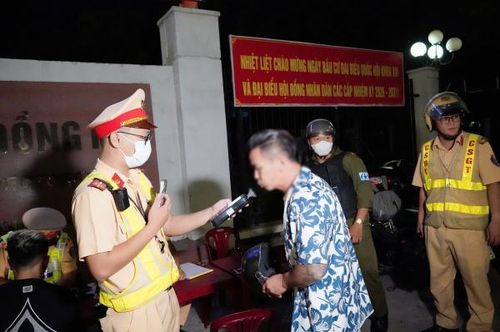 Kiểm tra nồng độ cồn đối với người điều khiển phương tiện.