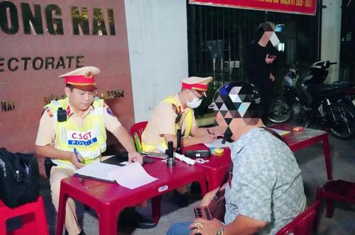 Lập biên bản đối với người đàn ông vi phạm nồng độ cồn ở mức “kịch khung” nhưng vẫn điều khiển xe mô tô tham gia giao thông.