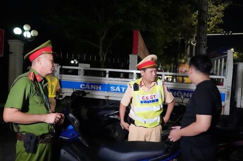 Tổ công tác tuyên truyền, nhắc nhở nam thanh niên điều khiển xe “độ”.