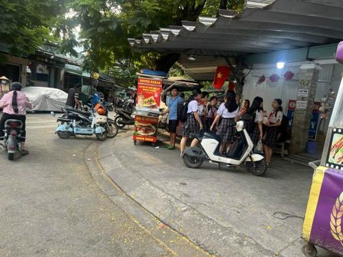 Việc học sinh tụ tập tại các điểm bán thực phẩm ăn sẵn là cảnh dễ dàng thấy ở khu vực gần các trường học.