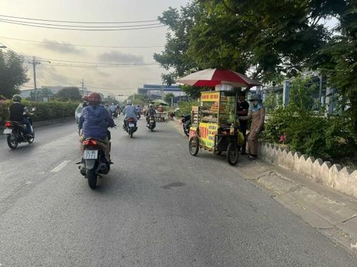 Chỉ một đoạn đường nhưng gần chục xe bán đồ ăn sáng.