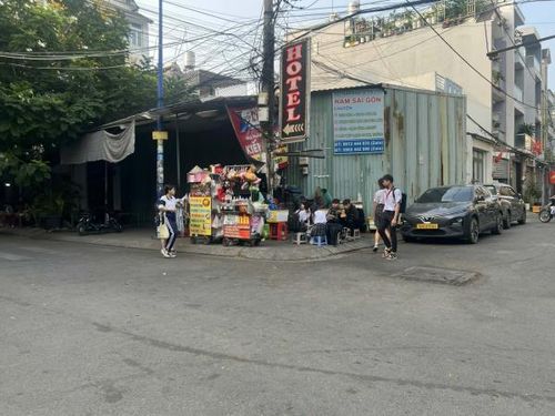 Học sinh vô tư ngồi ăn dưới cột điện gần Trường THCS Nguyễn Trãi.