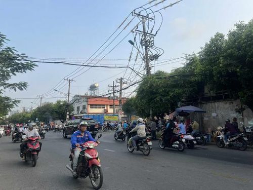 Hàng chục xe bán đồ ăn di động trên đường D9 KCN Tân Bình.