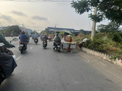 Người bán và người mua đều gây cản trở giao thông.