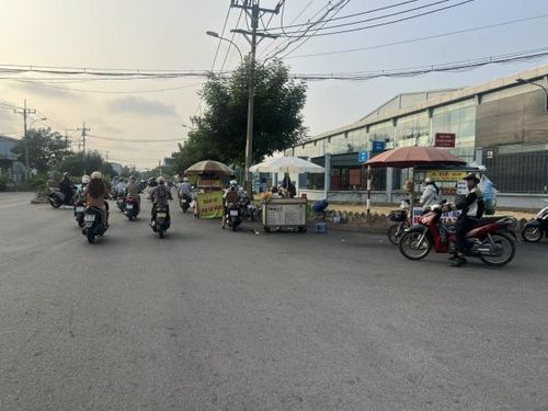 Nhiều xe bán đồ ăn di động trên đường M1 KCN Tân Bình.