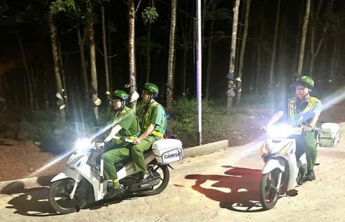 Lực lượng Công an xã Đắk Song tuần tra đêm.