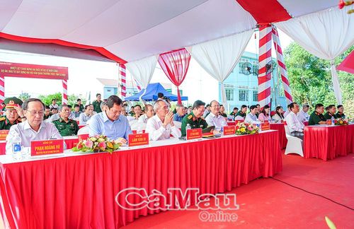 Các đại biểu và đông đảo Nhân dân xã Sông Đốc tham dự lễ khởi công.