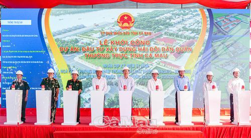 Các đại biểu thực hiện nghi thức bấm nút khởi công công trình.