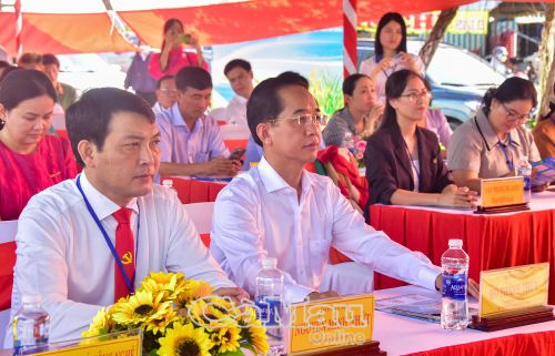 Phó Bí thư Tỉnh ủy, Chủ tịch Ủy ban Mặt trận Tổ quốc Việt Nam tỉnh Cà Mau Hồ Thanh Thủy (thứ hai từ trái sang) tham dự Ngày hội việc làm lần thứ I, năm 2026.