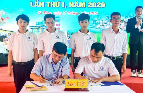 Đại diện Đơn vị phái cử và các lao động thực hiện nghi thức ký kết hợp đồng lao động đi làm việc tại Nhật Bản.