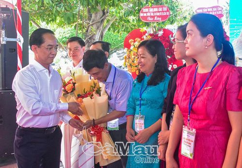 Phó Bí thư Tỉnh ủy, Chủ tịch Ủy ban Mặt trận Tổ quốc Việt Nam tỉnh Cà Mau Hồ Thanh Thủy tặng hoa, quà ghi nhận những đóng góp của các đơn vị đồng hành.
