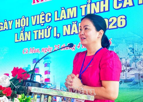 Bà Trần Hữu Yến Loan, đại diện huyện Yeongdong (Hàn Quốc) thông tin về cơ hội việc làm và thu nhập hấp dẫn từ thị trường này.