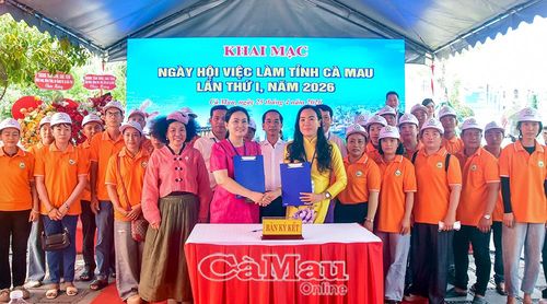 Lãnh đạo tỉnh chứng kiến đại diện Trung tâm Dịch vụ việc làm tỉnh Cà Mau và đại diện huyện Yeongdong (Hàn Quốc) ký kết hỗ trợ 30 lao động tỉnh Cà Mau sang huyện Yeongdong làm việc thời vụ trong dịp này.
