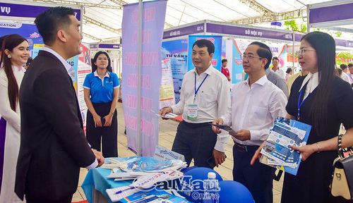 Lãnh đạo tỉnh tham quan gian hàng của các doanh nghiệp, đơn vị tuyển dụng.