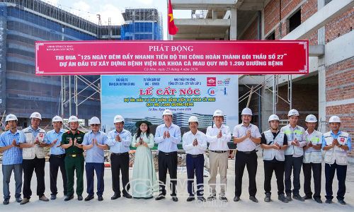 Đồng chí Nguyễn Hồ Hải, Bí thư Tỉnh ủy Cà Mau (giữa) cùng các đại biểu chụp ảnh lưu niệm tại lễ cất nóc Bệnh viện Đa khoa Cà Mau quy mô 1.200 giường.