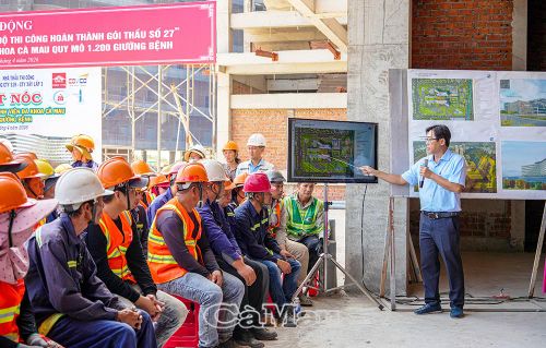  Ông Dương Chí Trung, Phó Giám đốc Ban Quản lý dự án Xây dựng tỉnh Cà Mau, báo cáo tóm tắt tiến độ thi công công trình Bệnh viện quy mô 1.200 giường, trong đó khâu cất nóc vừa được diễn ra vào khoảng 9 giờ ngày 25/4.
