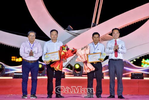 Chủ tịch UBND tỉnh Lữ Quang Ngời và Phó Chủ tịch Hiệp hội ngành hàng lúa gạo Việt Nam Lê Thanh Tùng trao giải Nhì cho các đơn vị.