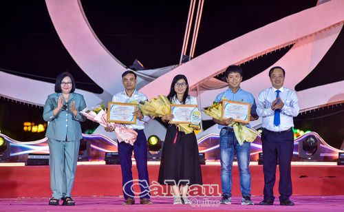 Phó Bí thư Thường trực Tỉnh ủy Huỳnh Quốc Việt và Phó Giám đốc Trung tâm Khuyến nông Quốc gia Huỳnh Kim Định trao giải Ba cho các đơn vị.