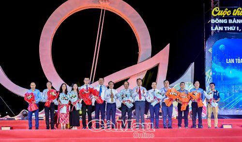 Chủ tịch HĐND tỉnh Phạm Văn Thiều và Chủ tịch UBND tỉnh Lữ Quang Ngời tặng hoa tri ân các đơn vị tài trợ.