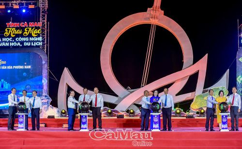 Lãnh đạo Trung ương và tỉnh thực hiện nghi thức khai mạc Tuần lễ.