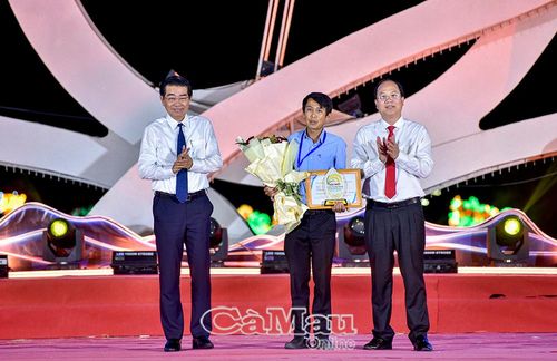Bí thư Tỉnh ủy Nguyễn Hồ Hải và nguyên Phó Ban Thường trực Ban Nội chính Trung ương Võ Văn Dũng trao giải Nhất Cuộc thi “Gạo ngon ĐBSCL” cho HTX Nông nghiệp tổng hợp Ba Đình.