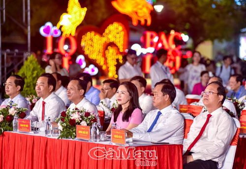 Bí thư Tỉnh ủy Nguyễn Hồ Hải (bìa phải) và các đồng chí Thường trực Tỉnh ủy dự lễ khai mạc.