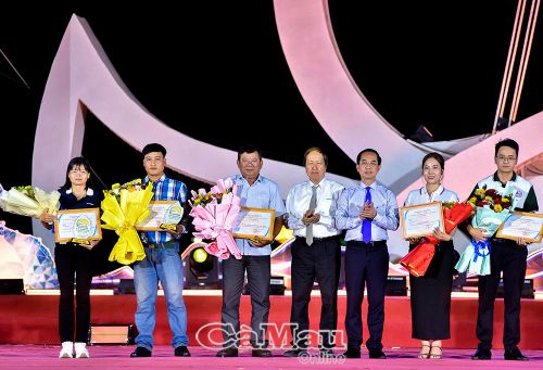 Phó Bí thư Tỉnh ủy Hồ Thanh Thủy (thứ 3, từ phải sang) và ông Trương Hùng, Phó Chủ tịch HĐQT Công ty cổ phần Thực phẩm dinh dưỡng Nutifood trao giải Khuyến khích và giải “Câu chuyện hạt gạo hay nhất”.