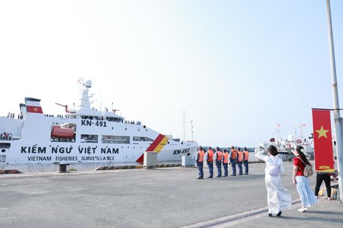 Đoàn đại biểu TPHCM hướng về Quần đảo Trường Sa và Nhà giàn DK1 mang theo biết bao lời gửi gắm, tình cảm sâu nặng của Đảng bộ, chính quyền và Nhân dân Thành phố dành cho vùng đất chủ quyền thiêng liêng nơi đầu sóng ngọn gió.