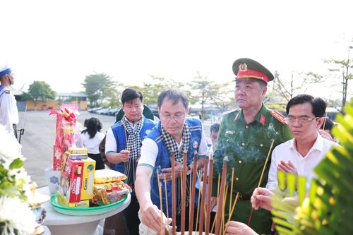 Các đồng chí lãnh đạo, đại biểu TPHCM dâng hương tưởng niệm Anh hùng Liệt sĩ Đoàn tàu không số