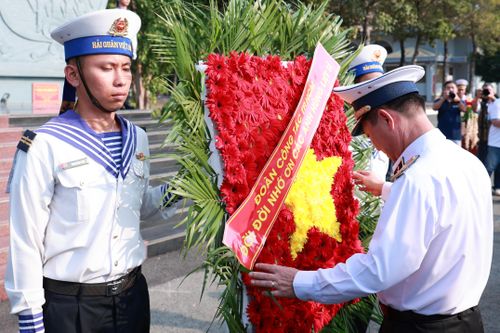 Chuẩn Đô đốc Lê Bá Quân, Phó Tư lệnh Quân chuẩn Hải quân Nhân dân Việt Nam làm trưởng đoàn công tác chủ trì buổi lễ