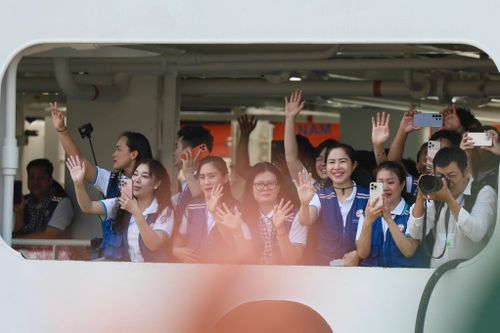 Các đại biểu bày tỏ niềm vui, mang theo những lời chúc tốt đẹp nhất của nhân dân TPHCM gửi đến quân và dân Trường Sa và Nhà giàn DK1