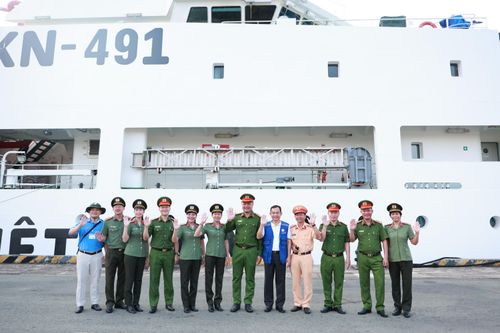 Ông Đinh Thanh Nhàn, Phó Trưởng Ban Tổ chức Thành ủy và Đại tá Nguyễn Đình Dương, PGĐ CATP cùng CBCS CATP chụp ảnh lưu niệm trước giờ lên tàu