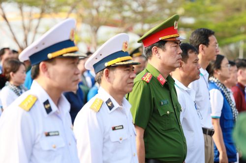 Các đồng chí lãnh đạo TPHCM và đại biểu tham gia đoàn công tác số 12 và tổ chức tiễn đoàn lên đường thăm Trường Sa và Nhà giàn DK1, làm lễ dâng hương, hoa tại Đài tưởng niệm Anh hùng Liệt sĩ Đoàn tàu không số, Lữ đoàn 125, Vùng II Hải quân