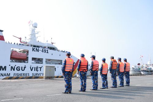 Đúng 8 giờ, còi tàu Kiểm ngư KN491 vang vọng, báo hiệu cuộc hải trình bắt đầu