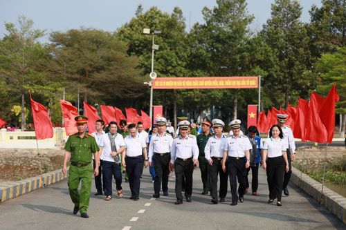 Các đại biểu TPHCM trước giờ hướng về vùng chủ quyền thiêng liêng của Tổ quốc