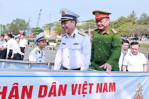 Chuẩn Đô đốc Lê Bá Quân, Phó Tư lệnh Quân chuẩn Hải quân Nhân dân Việt Nam và Đại tá Nguyễn Đình Dương, PGĐ CATP lên tàu