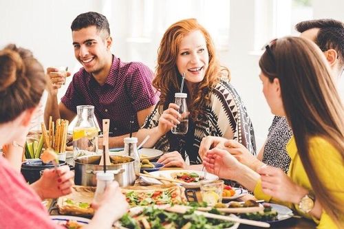 Đối với người Pháp, ăn uống không nên qua loa mà cần chuyên tâm để tôn vinh ẩm thực. (Ảnh: iStock)