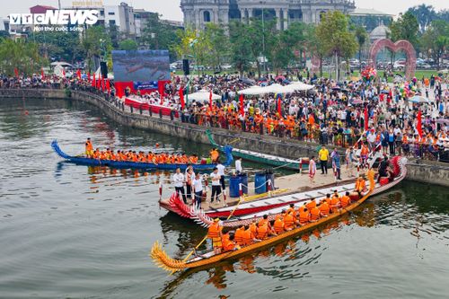 “Đây là năm đầu tiên tôi thấy giải bơi chải được tổ chức quy mô và bài bản như vậy trong dịp Lễ hội Đền Hùng. Không khí rất sôi động, các đội thi đấu quyết liệt. Tôi phải đi từ rất sớm mới chọn được chỗ thuận lợi để theo dõi. Những hoạt động như thế này không chỉ tạo thêm điểm nhấn cho lễ hội mà còn giúp thế hệ trẻ hiểu hơn về văn hóa truyền thống của địa phương”, ông Vũ Văn Hào (72 tuổi, người dân xã Đoan Hùng) chia sẻ.