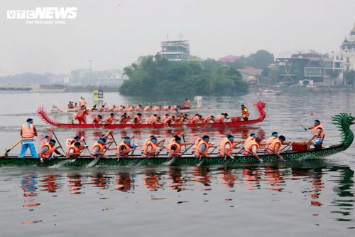 Trên mặt hồ Văn Lang, những con thuyền rẽ sóng, nhịp chèo dứt khoát, đều đặn, tạo nên những màn tranh tài kịch tính, đẹp mắt. 