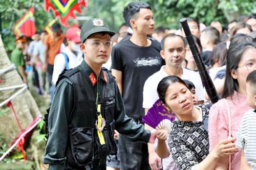 Cảnh sát hướng dẫn hướng dẫn, hỗ trợ người dân di chuyển an toàn.