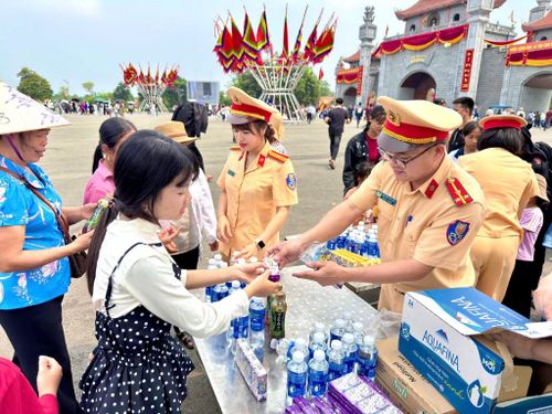 Phòng Cảnh sát giao thông Công an tỉnh Phú Thọ chuẩn bị 330 thùng nước khoáng, 150 thùng sữa và 100 thùng trà ô long để cấp phát miễn phí tại 3 điểm: khu vực cổng chính Đền Hùng; Trung tâm chỉ huy Công an tỉnh (thuộc Khu di tích lịch sử Đền Hùng) và chốt ngã ba đường tỉnh 325 giao với đường Lữ Gia, bảo đảm phục vụ Nhân dân, du khách.