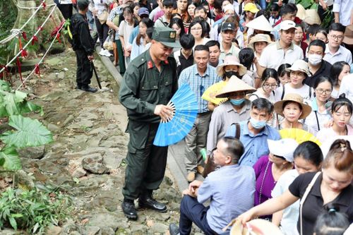 Một du khách lớn tuổi được chiến sĩ Cảnh sát cơ động "tiếp sức" trong lúc ngồi nghỉ ngơi giữa hành trình.
