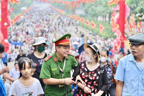 Người già, trẻ nhỏ được cán bộ, chiến sĩ quan tâm đặc biệt, hướng dẫn di chuyển tránh bị chen lấn.