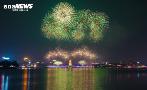 Đúng 21h, các dàn pháo hoa nổ tầm cao và tầm thấp lần lượt được bắn lên tại cầu đi bộ Công viên Văn Lang, trong sự hò reo thích thú của người dân địa phương và du khách.