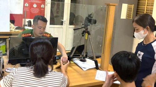Công an xã Ô Diên tiếp công dân buổi tối để đáp ứng nhu cầu của người dân về giải quyết thủ tục hành chính. Ảnh: Công an cung cấp