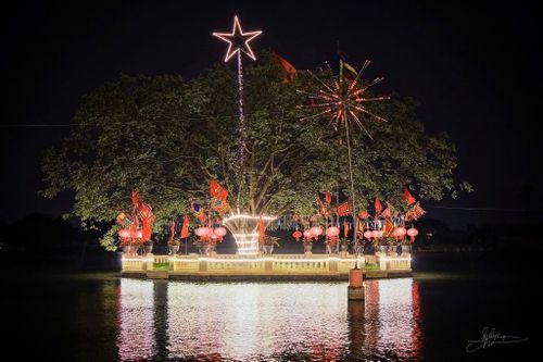 Đảo giữa hồ đình Thượng Cát được trang trí trang hoàng, tạo nên điểm nhấn nổi bật