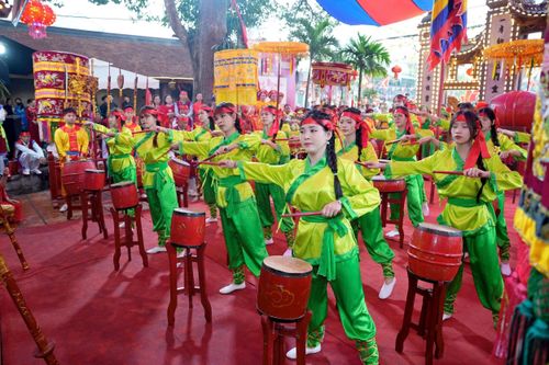 Tiết mục trống hội quê hương được biểu diễn trong mỗi dịp lễ
