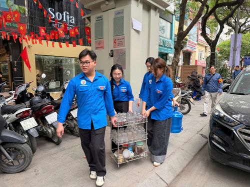 Đoàn viên, thanh niên phường Ô Chợ Dừa tham gia chỉnh trang đô thị, góp phần xây dựng tuyến phố văn minh, sạch đẹp. Ảnh: PV
